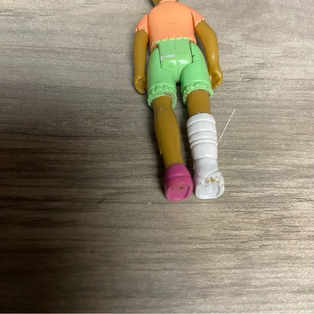 Fisher Price Sweet Streets Dollhouse African American Girl Broken Leg Cast Rare - Picture 5 of 7
